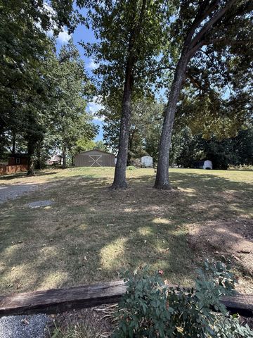 512 Tyler Ct, Cottontown, TN 37048