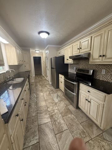 512 Tyler Ct, Cottontown, TN 37048