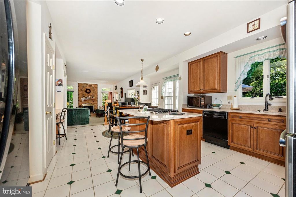Image 6 of property listing at 19808 FALLING SPRING CT, Gaithersburg, MD 20882