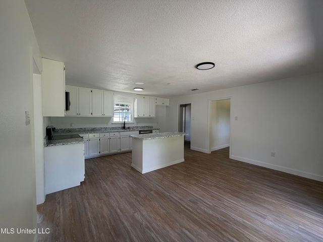 1816 Seacliffe Drive, Gautier, MS 39553