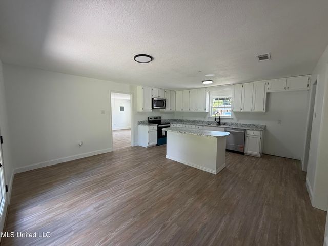 1816 Seacliffe Drive, Gautier, MS 39553