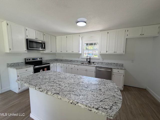 1816 Seacliffe Drive, Gautier, MS 39553