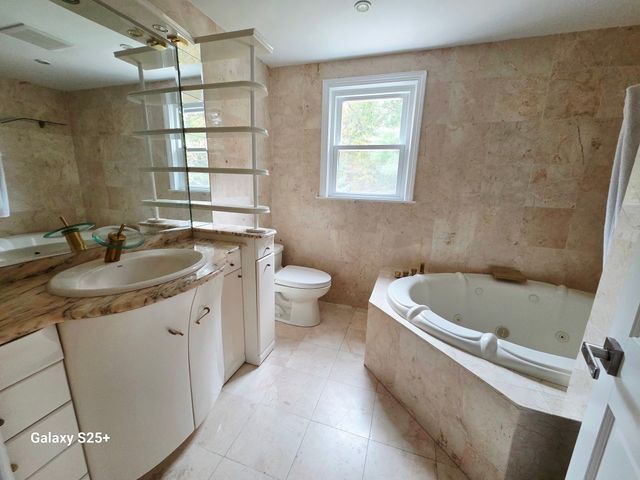 25 Neal St, Walpole, MA 02081