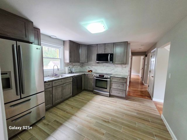 25 Neal St, Walpole, MA 02081