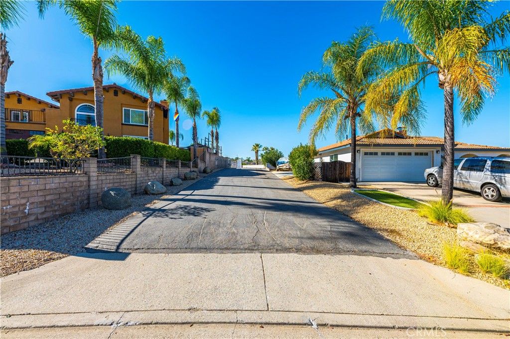 22475 Loch Lomond Drive, Canyon Lake, CA 92587 — photo 2