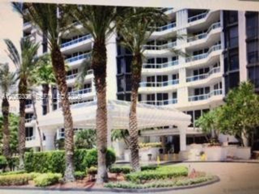 21205 NE Yacht Club Dr 810, Aventura, FL 33180