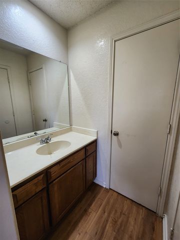6702 S Creek Drive, Fort Worth, TX 76133