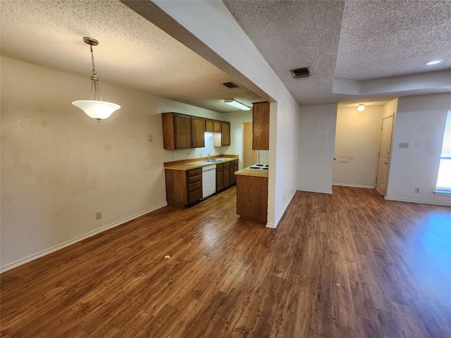 6702 S Creek Drive, Fort Worth, TX 76133