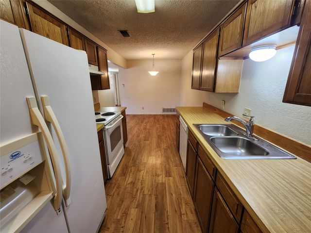 6702 S Creek Drive, Fort Worth, TX 76133