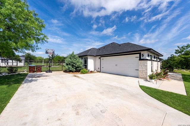 110 CR 3829, San Antonio, TX 78253