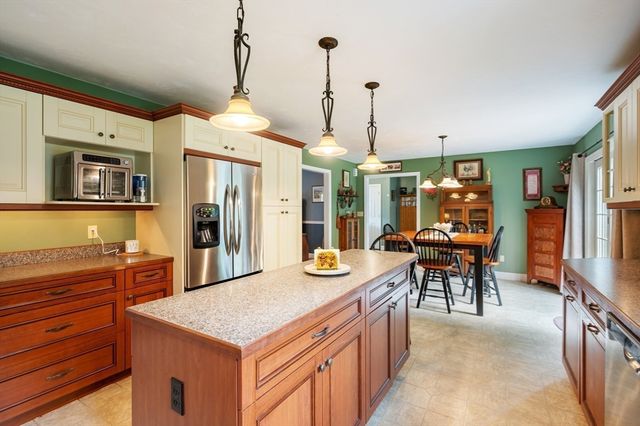 91 Brookside Dr, Middleboro, MA 02346