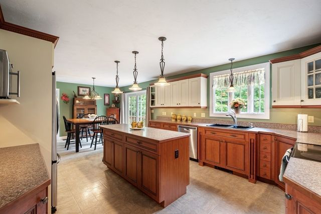 91 Brookside Dr, Middleboro, MA 02346