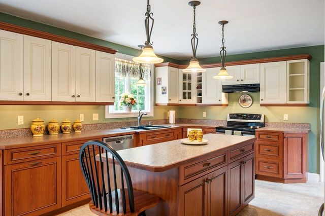 91 Brookside Dr, Middleboro, MA 02346