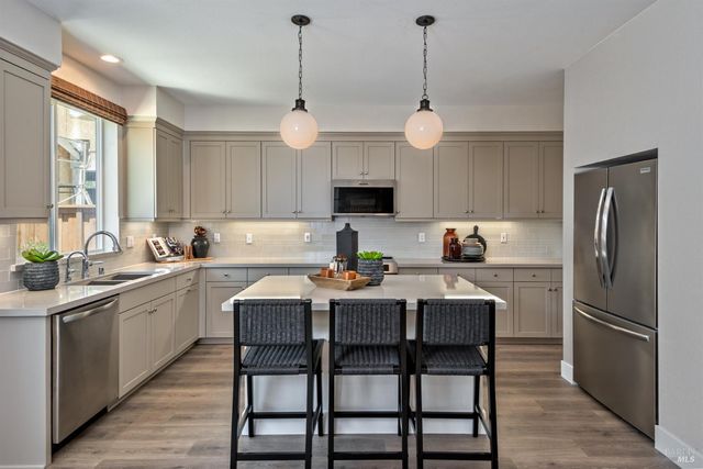 2527 Courtney Ave, Santa Rosa, CA 95403