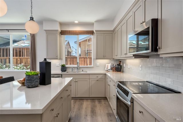 2527 Courtney Ave, Santa Rosa, CA 95403