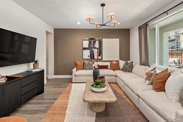 2527 Courtney Ave, Santa Rosa, CA 95403