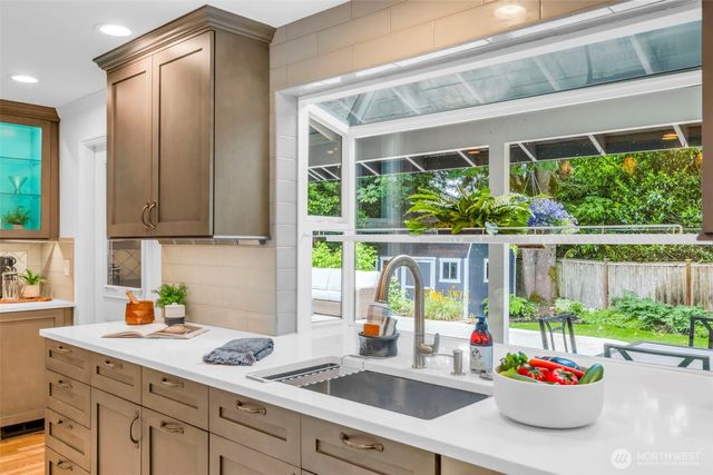 7928 SE 76th Street, Mercer Island, WA 98040