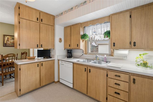 3913 Clinton Avenue, Des Moines, IA 50310