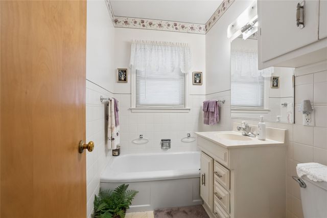 3913 Clinton Avenue, Des Moines, IA 50310