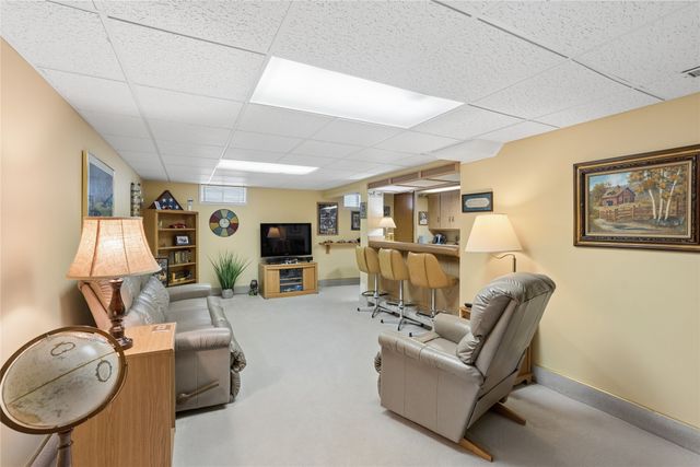 3913 Clinton Avenue, Des Moines, IA 50310