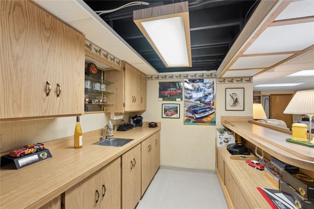 3913 Clinton Avenue, Des Moines, IA 50310