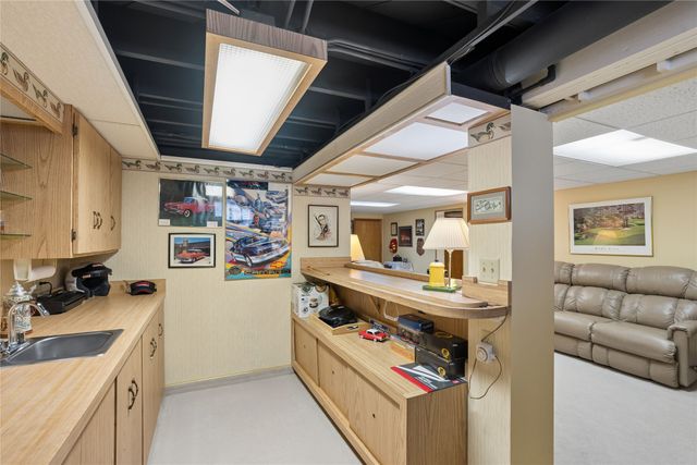 3913 Clinton Avenue, Des Moines, IA 50310