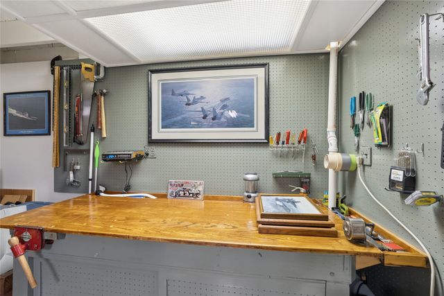 3913 Clinton Avenue, Des Moines, IA 50310