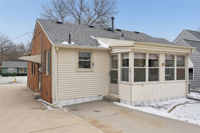 3913 Clinton Avenue, Des Moines, IA 50310