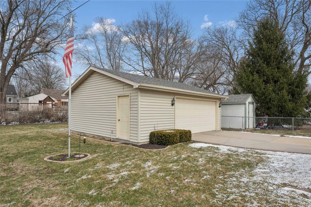 3913 Clinton Avenue, Des Moines, IA 50310