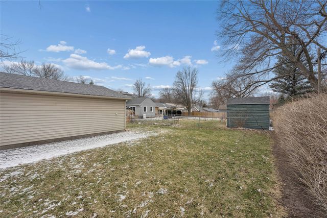 3913 Clinton Avenue, Des Moines, IA 50310