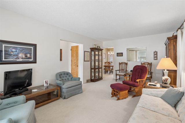 3913 Clinton Avenue, Des Moines, IA 50310