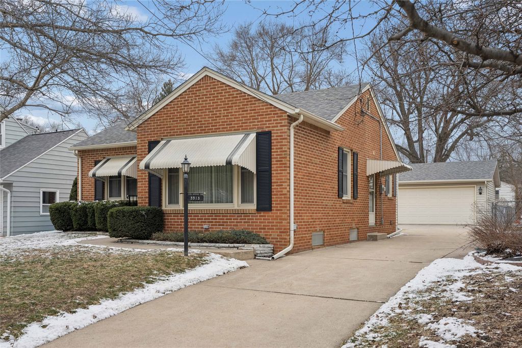 3913 Clinton Avenue, Des Moines, IA 50310