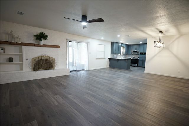 2121 Stonegate Drive N, Bedford, TX 76021