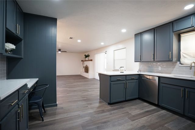 2121 Stonegate Drive N, Bedford, TX 76021