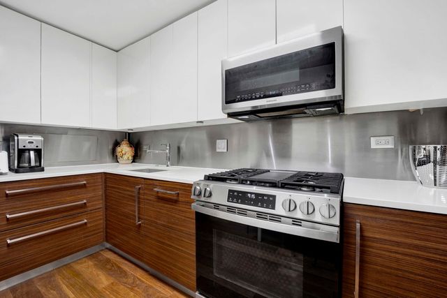 850 N DeWitt Place 7K, Chicago, IL 60611