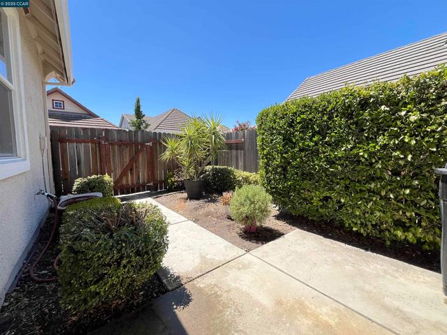 1870 Zurlo Way, Sacramento, CA 95835