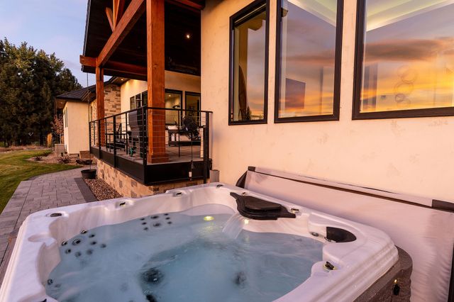 62825 Montara Drive, Bend, OR 97701