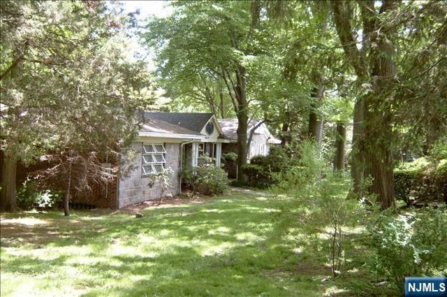 711 W SADDLE RIVER Road, Ho-ho-kus, NJ 07423