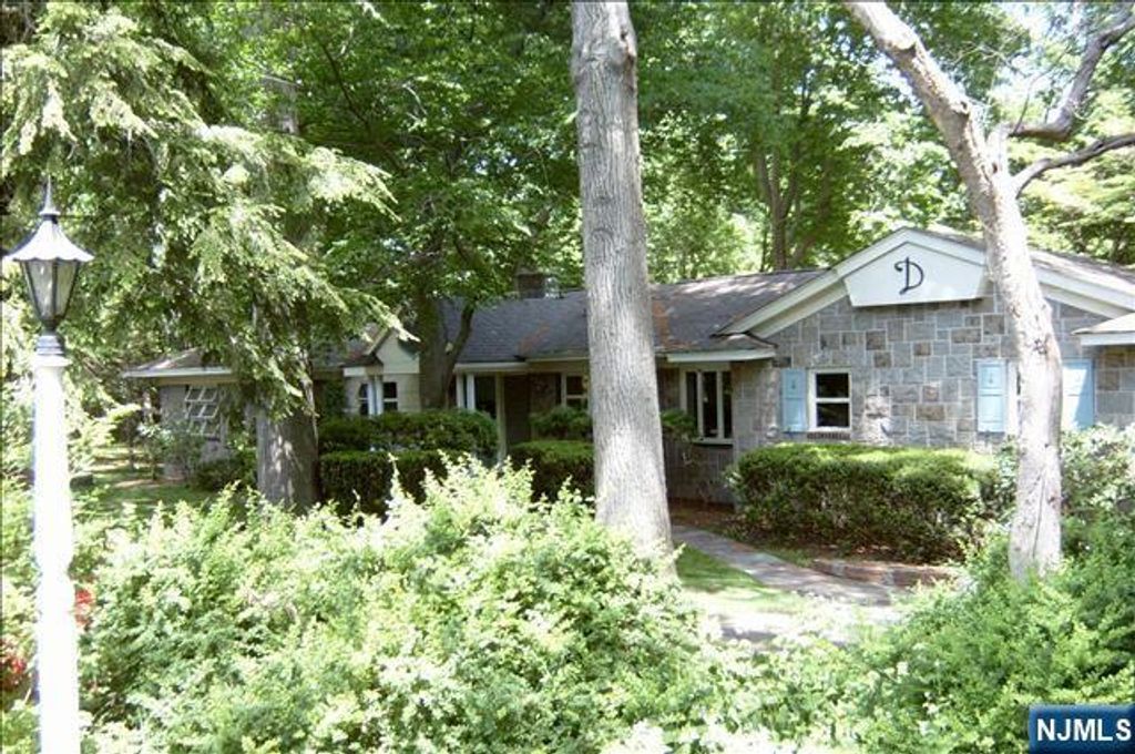 711 W SADDLE RIVER Road, Ho-ho-kus, NJ 07423