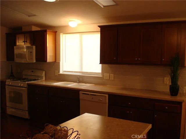 1761 W Johnston, Hemet, CA 92545