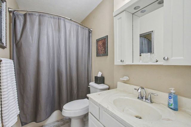 22 Covington Drive, Valparaiso, IN 46385