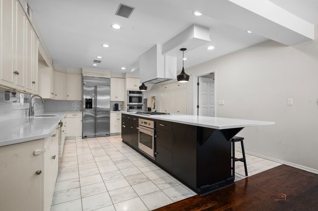 2432 Federal Court, Long Grove, IL 60047