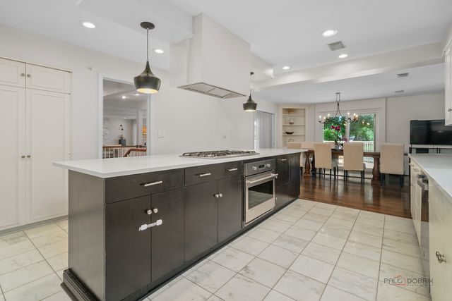 2432 Federal Court, Long Grove, IL 60047