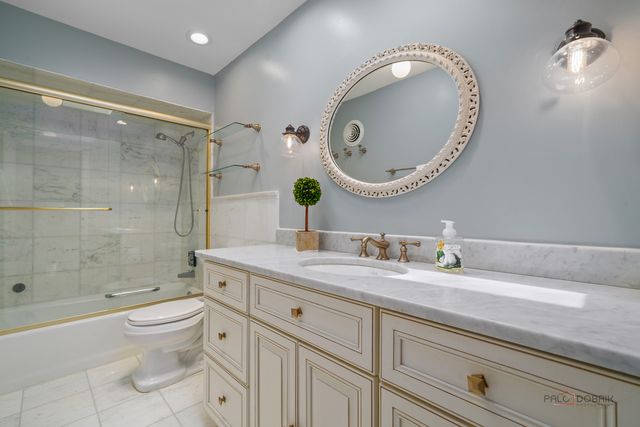 2432 Federal Court, Long Grove, IL 60047