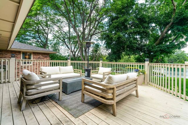 2432 Federal Court, Long Grove, IL 60047