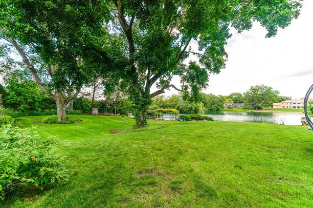 2432 Federal Court, Long Grove, IL 60047