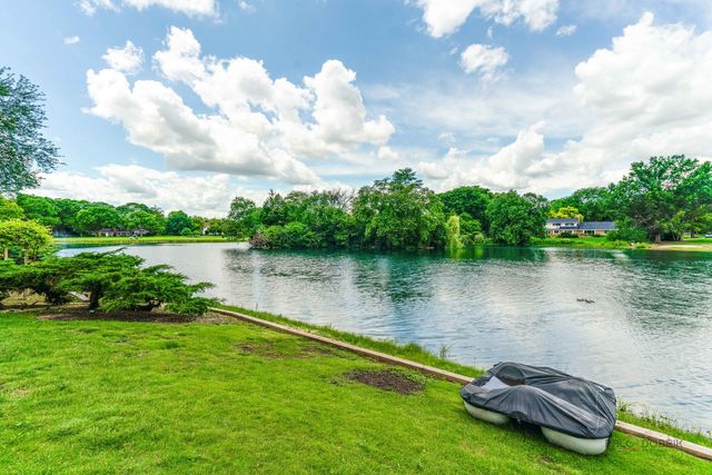2432 Federal Court, Long Grove, IL 60047