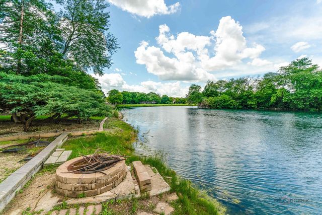 2432 Federal Court, Long Grove, IL 60047
