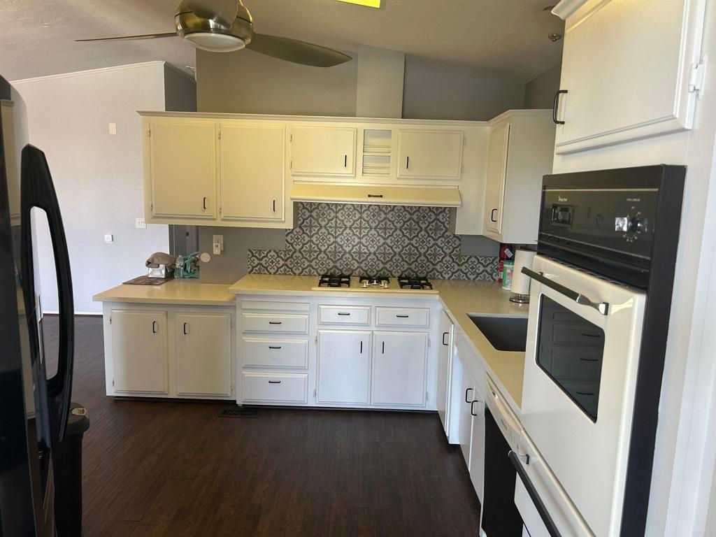 Image 8 of property listing at 24600 Mountain Avenue 32, Hemet, CA 92544