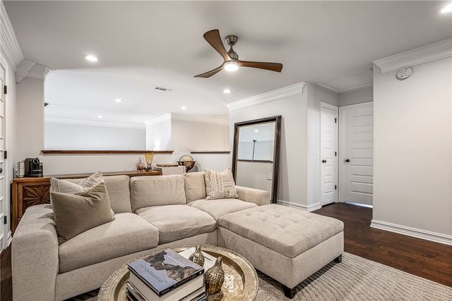 1111 NE Saint Ives Road, Bentonville, AR 72712